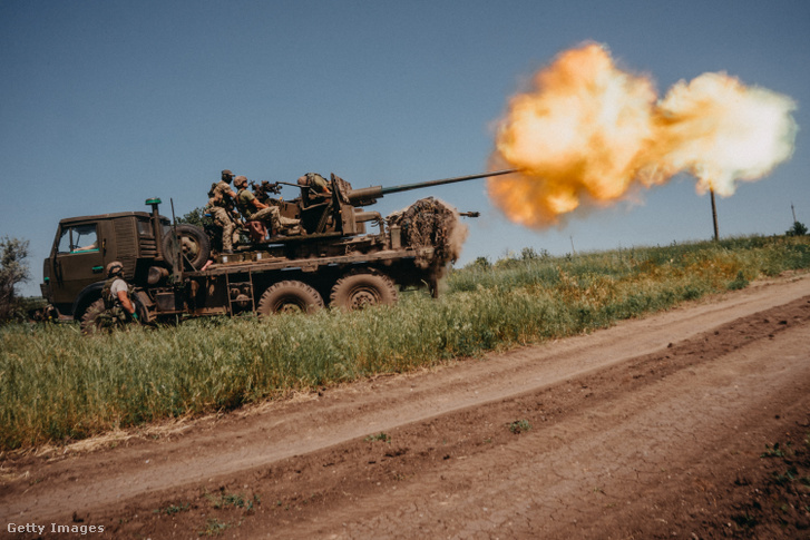 A 60. területvédelmi zászlóalj ukrán katonái egy teherautóra szerelt S60-as légvédelmi ágyúval lövik az orosz állásokat az ukrajnai Bahmut külterületén 2023. június 19-én