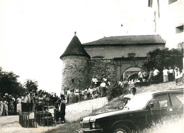 Gyászszertartás Krasznahorkán 1991-ben