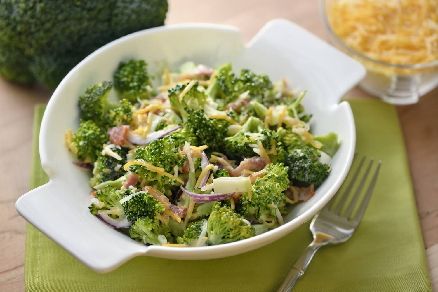 Nyersen fogyasztva a legegészségesebb a zöldség, ízletes brokkolisaláta is készülhet belőle. Lila hagymával, sajttal, majonézes öntettel isteni finom.