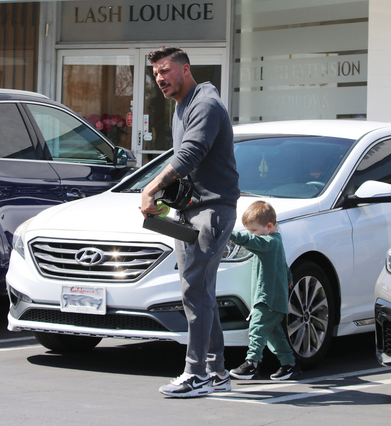 Jax Taylor amerikai televíziós személyiség éppen egy borbélyhoz tartott a kisfiával Los Angelesben, amikor kattantak a vakuk