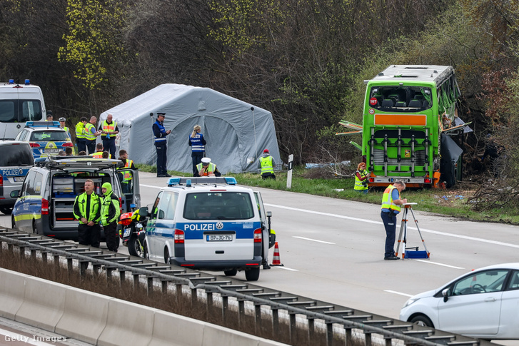 Rendőrök helyszínelnek a Flixbus-járat balesete után a németországi A9-es autópályán, 2024. március 27-én