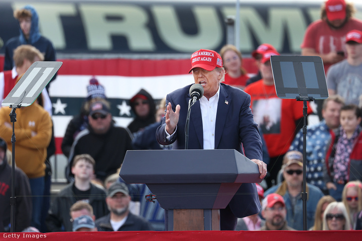 Donald Trump beszél a daytoni nemzetközi repülőtéren, Vandaliában, Ohióban, 2024. március 16-án