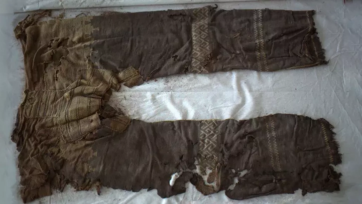 Ez a hozzávetőleg 3000 éves, valaha talált legrégebbi nadrág olyan szövési technikákat és dekorációs mintákat mutat be, amelyekre kutatók szerint Ázsia különböző kultúrái voltak hatással