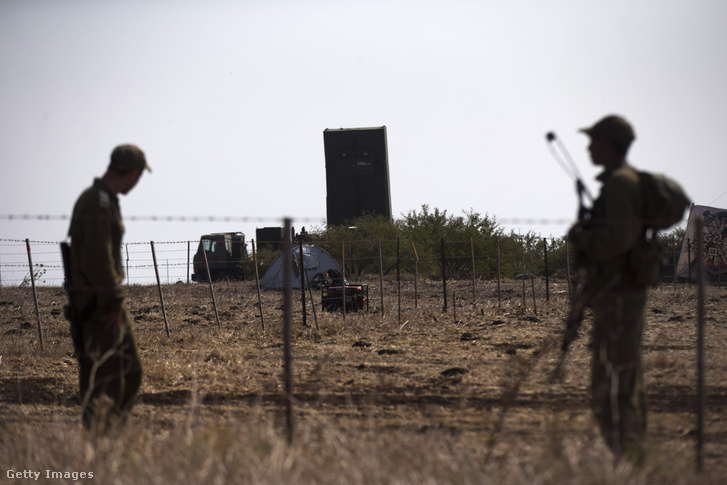 Izraeli katonák őrzik a Vaskupola egy lokátorát 2013. augusztus 29-én
