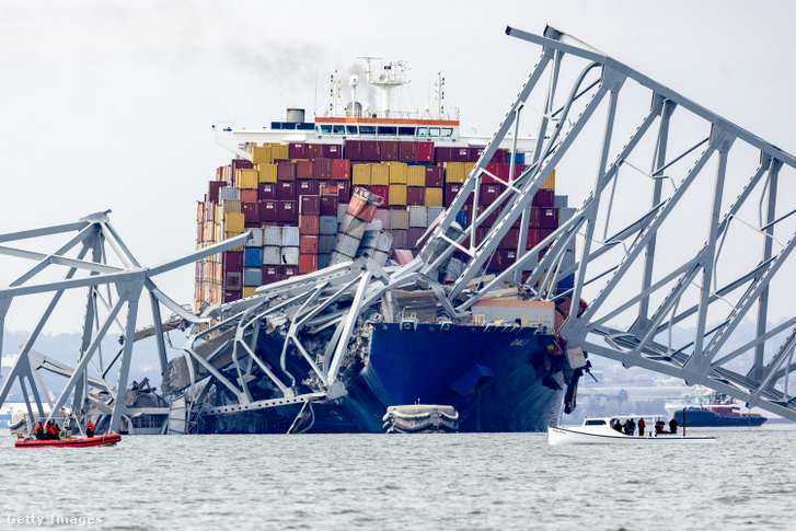 A Dali teherhajó, miután nekiment a Francis Scott Key hídnak, és az összeomlott 2024. március 26-án Baltimore-ban, Maryland államban