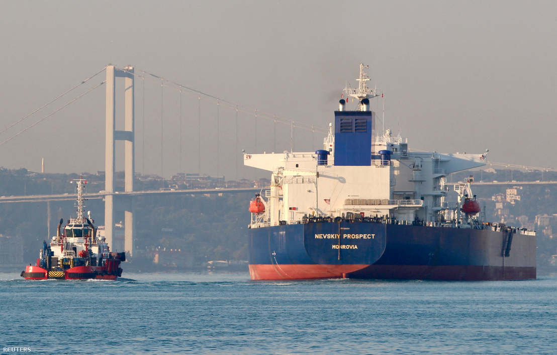 A Nyevszkij Prospect nevű nyersolajtanker, amely az orosz tartályhajócsoportnak, a Sovcomflotnak a tulajdonában van, áthalad a Boszporuszon, Isztambul, Törökország partjainál 2020. szeptember 6-án
