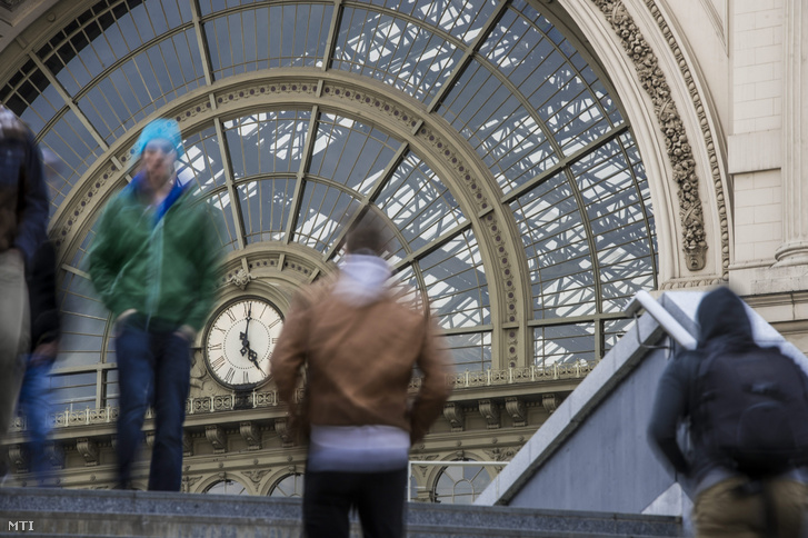 Óra a Keleti pályaudvar homlokzatán 2015. március 28-án