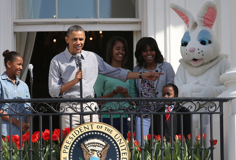 Az egyik legismertebb ilyen eset, amikor Barack Obama a hivatala idején, 2013 húsvétján a Fehér Ház erkélyén köszöntötte az éves húsvéti tojásgurításra érkezett vendégeket, oldalán egy hatalmas nyúllal.A 134 éves hagyomány lényege, amelyet Rutherford B