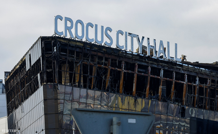 A kiégett koncerthelyszín, a Crocus City Hall napokkal a támadás után, 2024. március 29-én