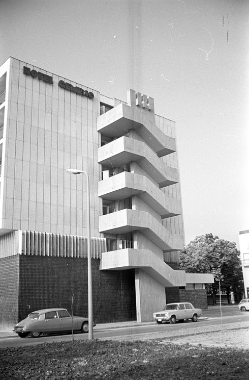 A Hotel Gemenc a Mészáros Lázár utca felől nézve, 1972