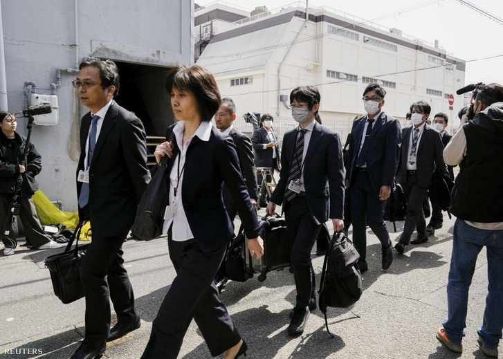 A japán egészségügyi minisztérium tisztviselői átkutatják a Kobayashi Pharmaceutical Co. oszakai gyárát Japánban 2024. március 30-án