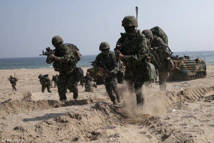 Dél-koreai és amerikai tengerészgyalogosok részt vesznek a „Ssang Yong 2023 Exercise” nevű közös kétéltű gyakorlaton Pohangban, Dél-Koreában, 2023. március 29-én