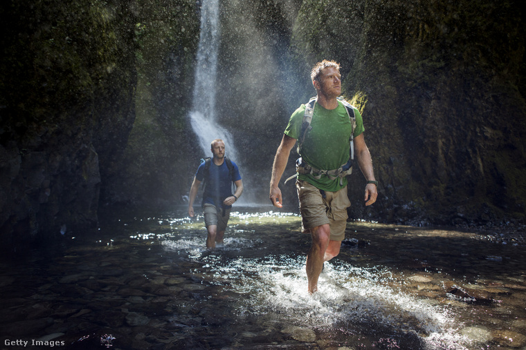 Illusztráció: Egy vízesésnél túrázó férfiak. (Fotó: Jordan Siemens / Getty Images Hungary)