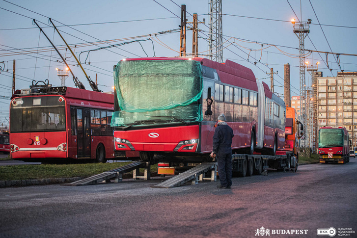 Solaris-Skoda Trollino IV 18 trolibusz érkezik Budapestre - Fotó: BKK