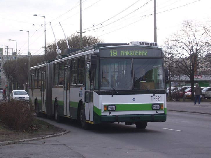 Skoda 15Tr típusú trolibusz Szegeden. Az alföldi városban annyira nehézkesen alakult az új trolik beszerzése, hogy a BKV leselejtezett állományából kellett kölcsönkérniük néhány járművet a saját üzemképtelen buszaik pótlására. - Kép forrása: Wikimedia Commons