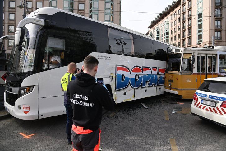 Sérült turistabusz és villamos a budapesti Kálvin téren, ahol a 49-es villamos összeütközött a busszal 2024. március 31-én