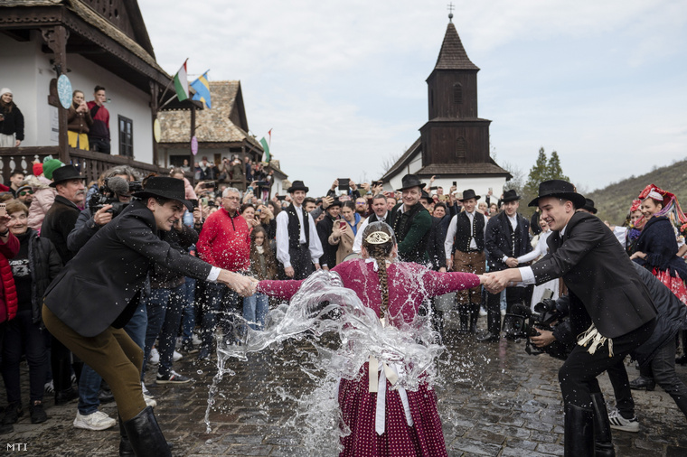 Végül, de nem utolsósorban Magyarország is felkerült a listára, a locsolkodás ugyanis kifejezetten magyar tradíció, amelyet világszerte az egyik legbolondosabb húsvéti hagyományként emlegetnek