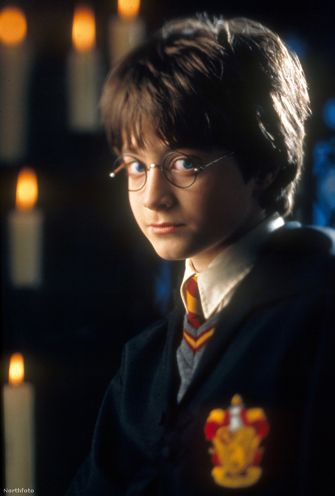 Meglepő, de Daniel Radcliffe nem a Harry Potterrel debütált a mozikban, hanem a szintén 2001-es A panamai szabó című filmben láthattuk először 12 évesen, de valószínűleg erre már nem sokan emlékeznek és szinte mindenki a kiválasztott varázslóval azonosítja a színészt.