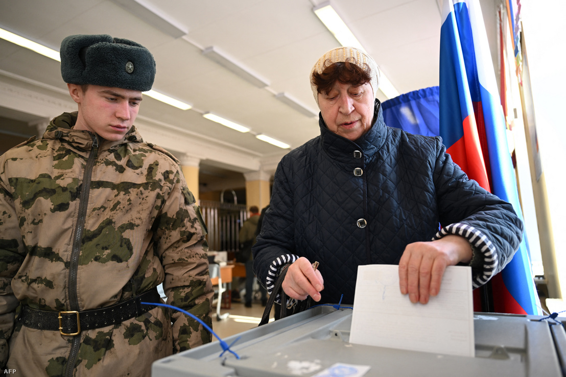 Egy nő szavaz az orosz elnökválasztáson Moszkvában 2024. március 15-én