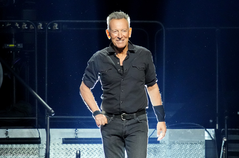 Bruce SpringsteenA rockzenészről köztudott, hogy szívesen zenél az utcán, de azt kevesen tudják, hogy fiatalabb korában nem egyszer próbált ezzel pénzt is keresni, amikor az utcán élt