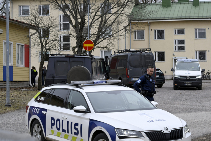 Rendőrök és rendőrautók a Viertola általános iskolánál a finnországi Vantaa városában 2024. április 2-án