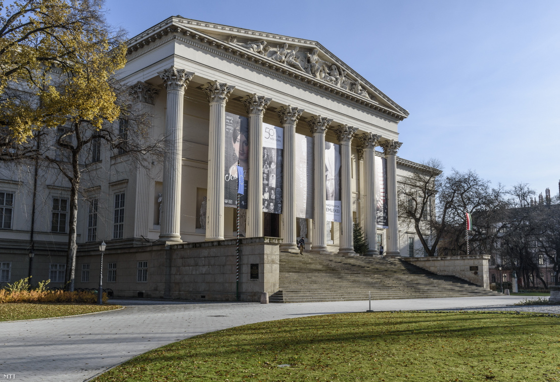 A Magyar Nemzeti Múzeum klasszicista stílusú épülete a VIII. kerületi Múzeum körúton