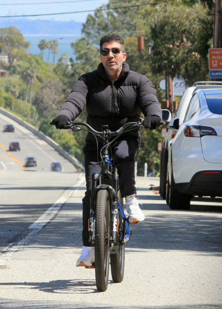 Simon Cowellt Los Angelesben, egy elektromos biciklin látták meg a fotósok védőfelszerelés nélkül