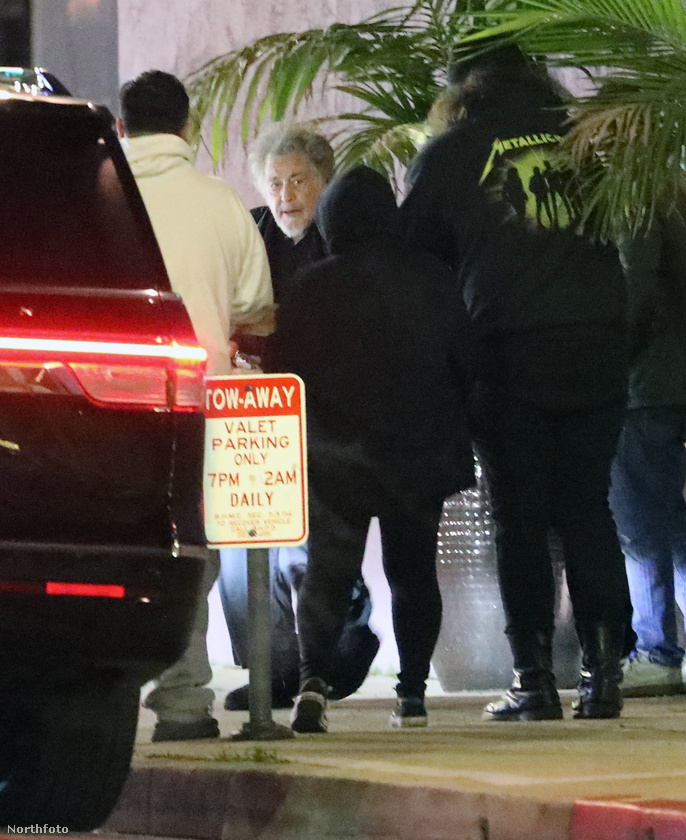 Al Pacinót húsvét hétfőn, a vacsorája elfogyasztását követően fotózták le egy Los Angeles-i étteremnél
