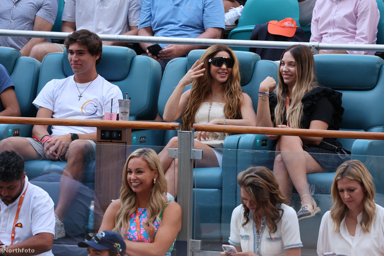 Shakira úgy tűnik, végleg túltette magát a szakításon: a kolumbiai énekesnőt  a floridai Miami Gardensben kapták lencsevégre húsvétvasárnap, amint a VIP-szekcióból nézte végig az olasz Jannik Sinner győzelmét a bolgár Grigor Dimitrov felett a 2024-es Miami Open férfi egyes döntőjében a Hard Rock Stadionban