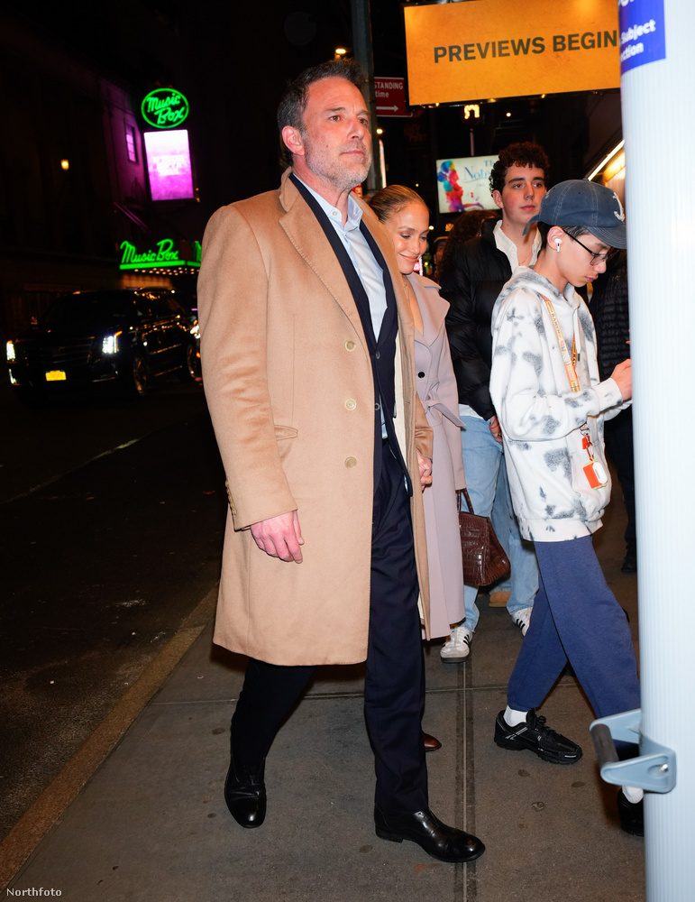 Ben Affleck és Jennifer Lopez egy igazán varázslatos húsvét hétvégét töltött együtt: március 30-án egy Broadway-előadást néztek meg New Yorkban, majd húsvétvasárnap a brooklyni Cecconi's nevű étteremben ebédeltek