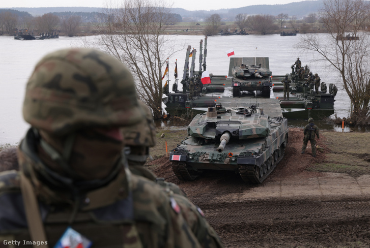 A lengyel fegyveres erők Leopard 2PL harckocsijai kelnek át a Visztulán a NATO Steadfast Defender 2024 részeként megtartott Dragon 24 hadgyakorlaton, Gniew közelében, Lengyelországban, 2024. március 4-én
