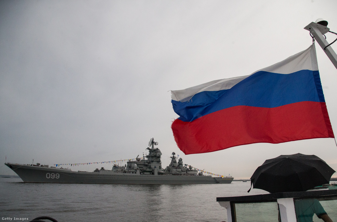 Az orosz haditengerészet Pjotr Velikij (Nagy Péter) nukleáris meghajtású csatacirkálója készül a haditengerészet napi felvonulására Szentpétervár külvárosában, Kronshtadtban, 2017. július 29-én