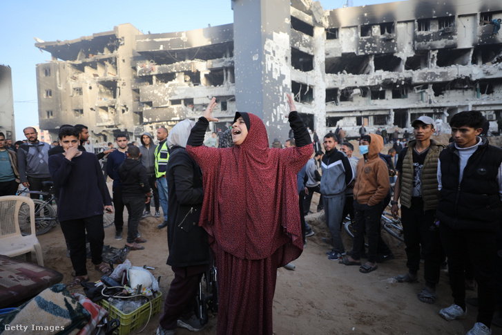 Egy nő gyászol, miközben a palesztinok összegyűlnek a leégett és lerombolt Al-Sifa Kórház körül az izraeli támadások után, miközben az izraeli erők kivonultak a Gázai övezetben található Al-Sifa kórházból, 2024. április 1-jén
