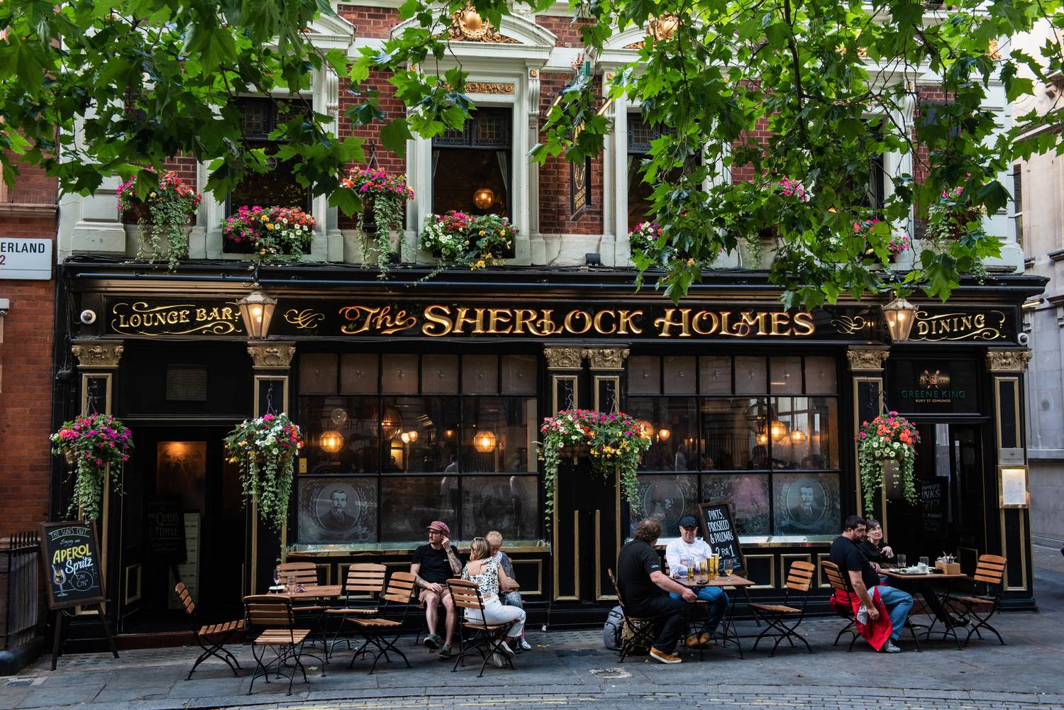 Az első helyezett London lett, ahol több mint 150 könyvesbolt és könyvtár várja az irodalom szerelmeseit, köztük a legnagyobbak közé tartozó British Library. A városban számtalan helyen találkozhatsz Sherlock Holmes nevével, de Dickens regényei, valamint Shakespeare öröksége, Virginia Woolf és George Orwell neve is megkerülhetetlen itt.