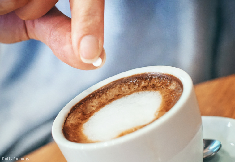 A cukorbetegek a kávéba is különböző édesítőszereket használhatnak csak, de cukrot nem. (Fotó: gilaxia / Getty Images Hungary)