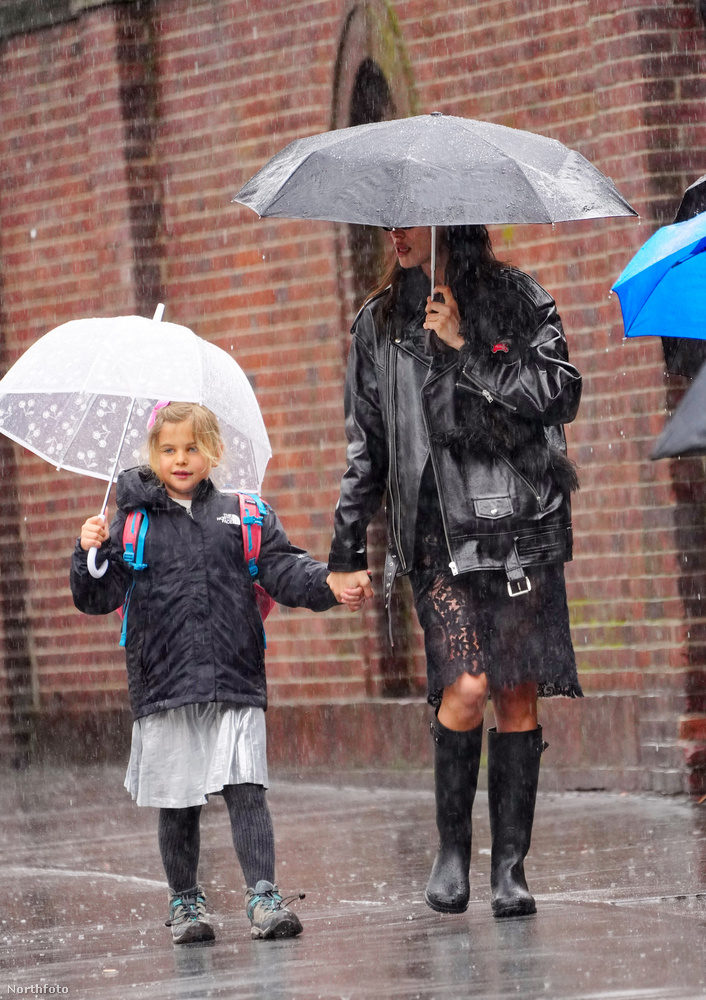 Irina Shayk New York utcáin sétálgatott kislányával a szakadó esőben, amikor kiszúrták őkeket a paparazzik