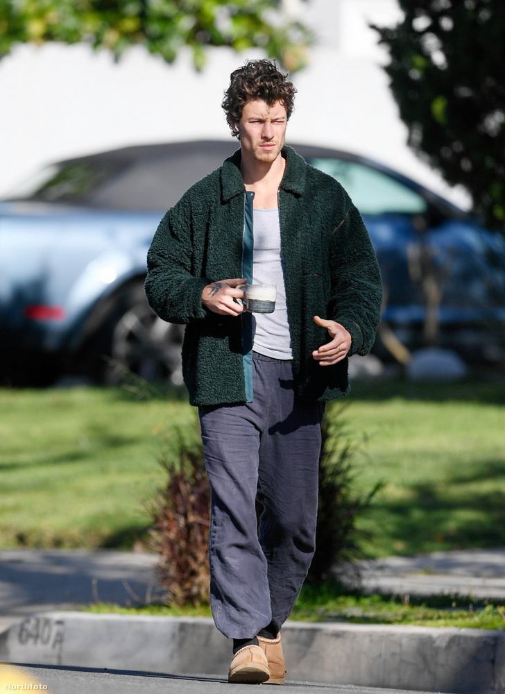 Shawn Mendest Los Angelesben fotózták le a paparazzik reggeli sétája közben, amire egy bögre kávét is magával vitt
