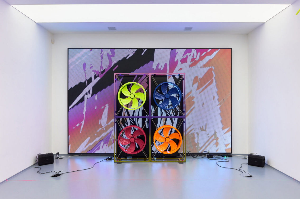 Nemes Márton: Painting of the 21st Century, 2022 ledfal, axiál ventilátor, rugó, acél, autófesték, porfestett acél, elektromos vezérlés, hangfal, 448 × 288 × 288 cm