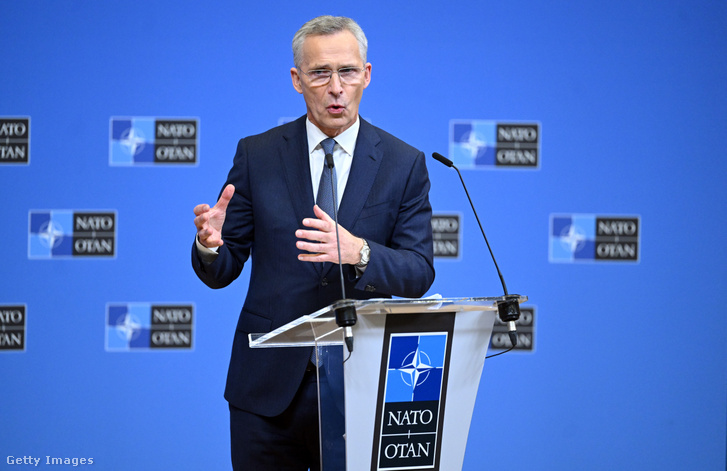 Jens Stoltenberg NATO-főtitkár sajtótájékoztatót tart a NATO külügyminiszteri találkozójának első napi ülésén a NATO brüsszeli központjában, Belgiumban, 2024. április 3-án