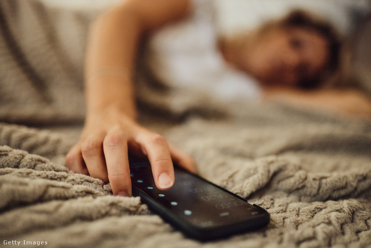 A telefon ébresztőjére való kelés már a nap elején szorongást okozhat