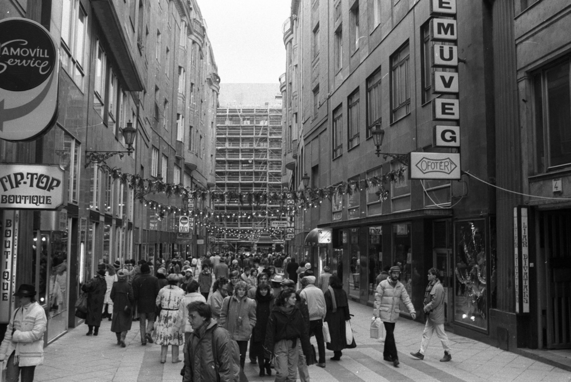 A Haris köz a Váci utca felé nézve, 1986