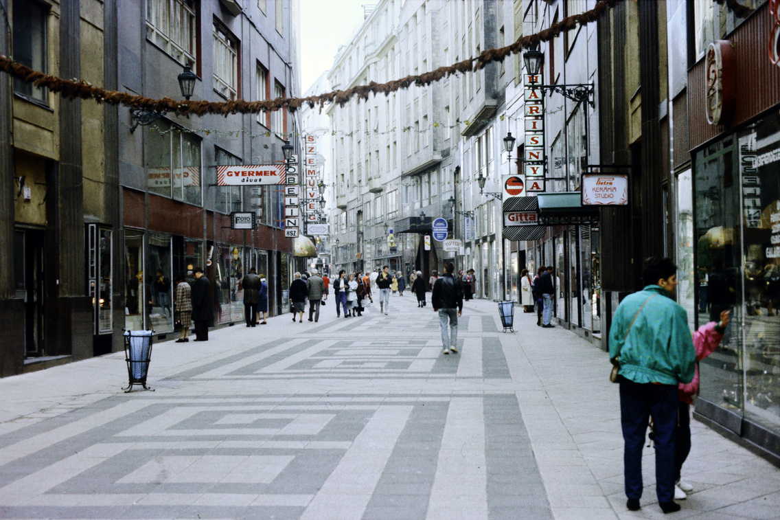 A Haris köz a Váci utca irányából a Petőfi Sándor utca felé nézve, 1988