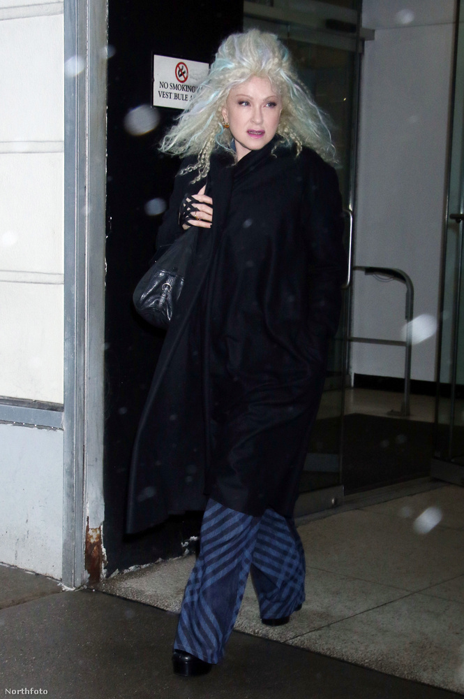 Cyndi Laupert azután fotózták le, hogy elhagyta a The Drew Barrymore Show New York-i stúdióját