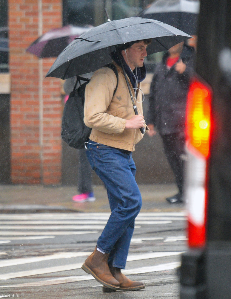 Paul Mescalt a New York-i esőben kapták lencsevégre a fotósok