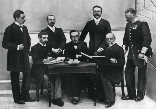 Az első újkori olimpiák szervezői, köztük Coubertin báró, balról az első ülve aláíró