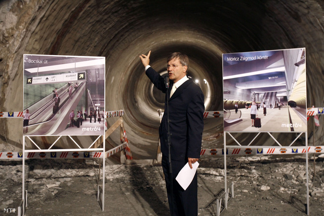 Demszky Gábor főpolgármester a 4-es metró Bocskai úti állomása belső szerkezetének építéséről tart sajtótájékoztatót 2007-ben.