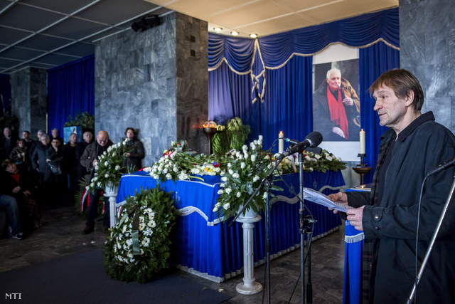 Cserhalmi György színművész beszédet mond a Fiumei úti sírkertben