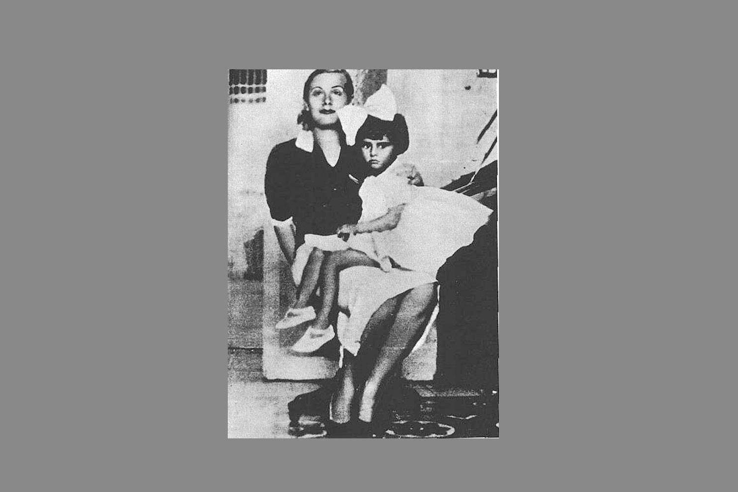 A kissé morcos, masnis kislány a XX. század egyik legismertebb olasz színésznője, Sophia Loren. És az édesanyja, Romilda Villani.