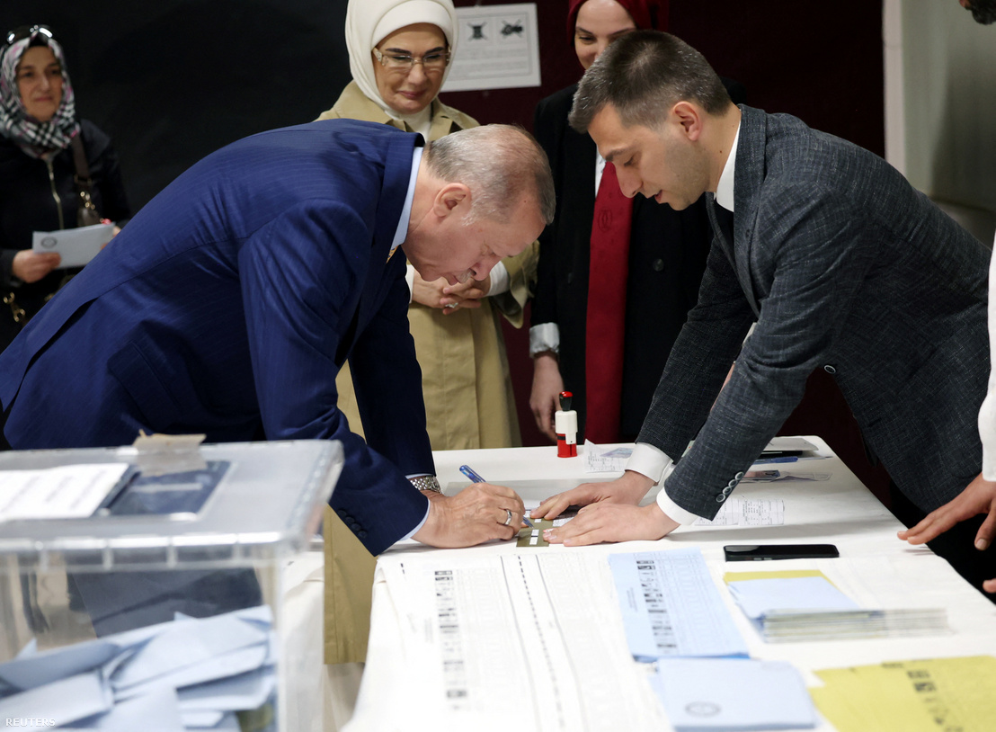 Tayyip Erdogan török elnök és felesége, Emine Erdogan szavaznak a helyhatósági választásokon Isztambulban, Törökországban 2024. március 31-én