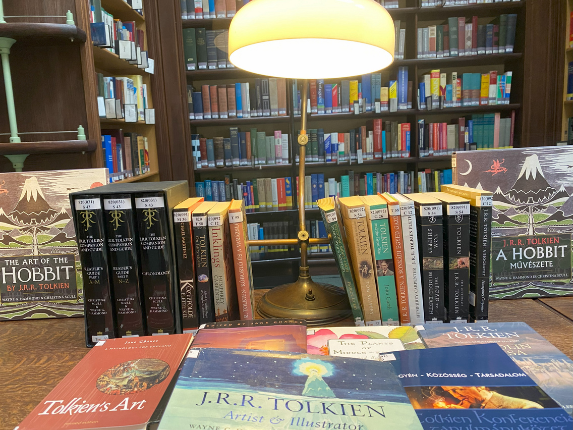 A Tolkien-gyűjtemény egy része az Országos Idegennyelvű Könyvtár